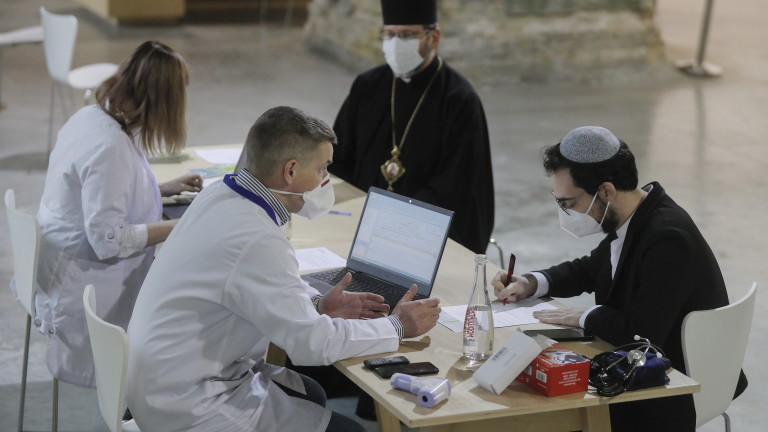 Украйна регистрира рекордна смъртност от коронавирус за втори пореден ден, информира Ройтерс.